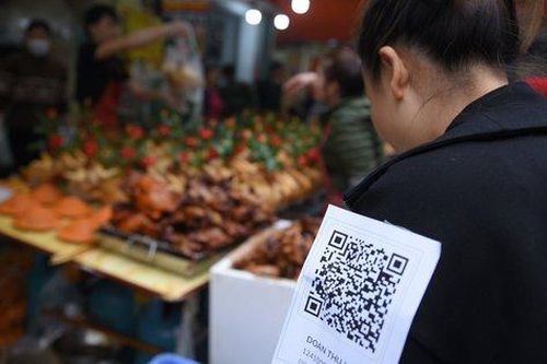 Quét mã QR code mua gà ngậm hoa hồng ở 'chợ nhà giàu' ngày 30 Tết