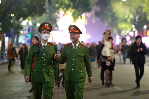Những người thầm lặng giữ bình yên trong đêm Giao thừa ở Thủ đô