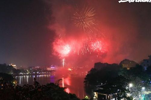 Hà Nội: Tưng bừng đón năm Quý Mão với những màn bắn pháo hoa mãn nhãn
