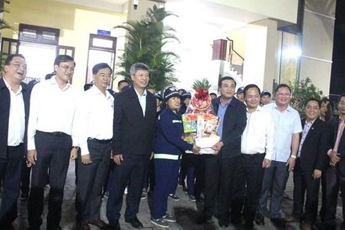 Bí thư Tỉnh ủy Quảng Nam thăm, tặng quà công nhân môi trường đô thị