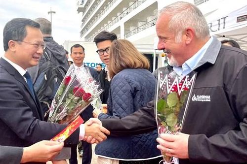 Quảng Ninh: Chào đón khách du lịch tàu biển 'xông đất'