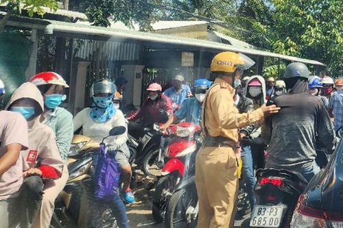 Đường vào chùa ở Sóc Trăng kẹt xe nghiêm trọng