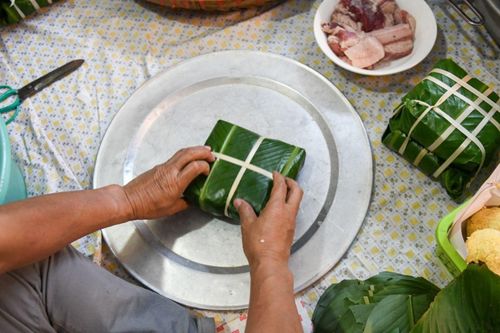 Giáo sư dạy gói bánh chưng