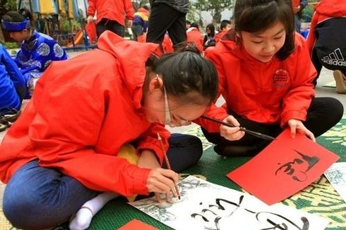 Học sinh viết mong muốn, làm văn, giải toán để khai bút đầu năm
