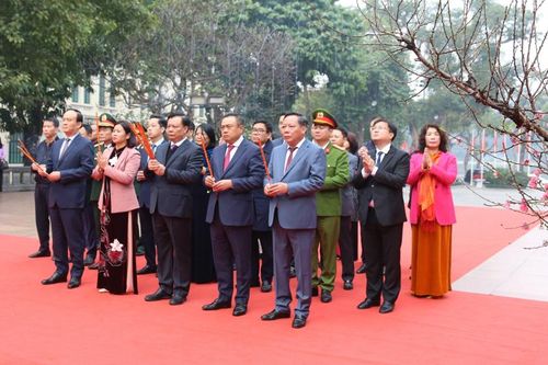 Đoàn đại biểu TP Hà Nội dâng hương tưởng nhớ các vị liệt tổ, liệt tông và Chủ tịch Hồ Chí Minh