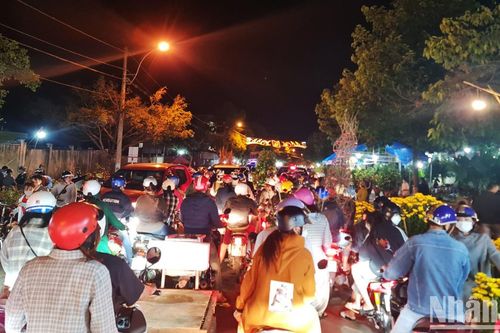 Hàng nghìn người dân Kon Tum ra đường chào đón năm mới