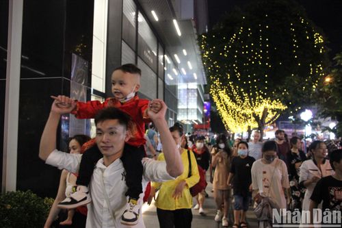 Đông đảo người dân TP Hồ Chí Minh đổ ra đường đón giao thừa