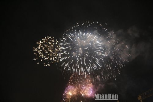 Rực rỡ màn bắn pháo hoa đón chào năm mới tại Thành phố Hồ Chí Minh