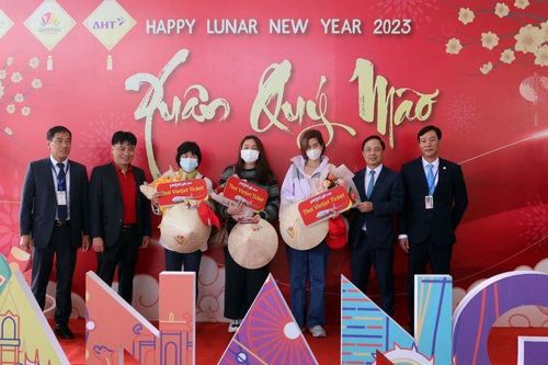 Đoàn khách du lịch đến từ Thái Lan 'xông đất' Đà Nẵng