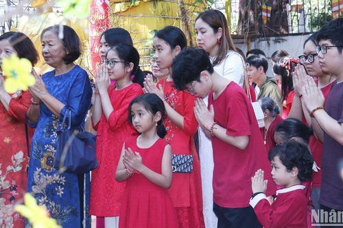 Người Việt tại Lào đi lễ chùa ngày đầu năm mới