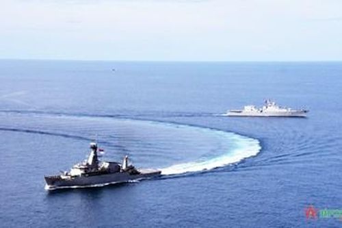 Chiến hạm 'vẽ hoa' trên biển