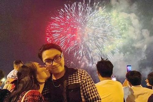 Màn 'khóa môi' ngọt ngào của các cặp đôi đón chào Năm mới