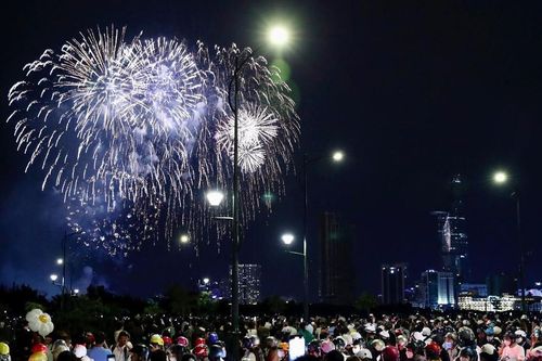 Hàng ngàn người dân TPHCM rộn ràng ra đường đón giao thừa