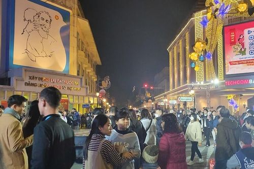 Hà Nội ấm áp và rực rỡ đón chào Tết Quý Mão 2023