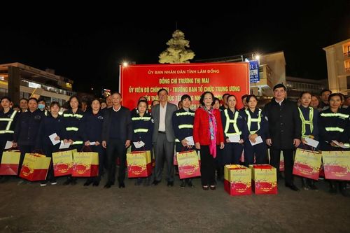Đồng chí Trương Thị Mai tặng quà tết cho người lao động tại Đà Lạt
