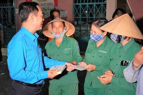 Nhiều công nhân quét rác được lì xì đêm giao thừa