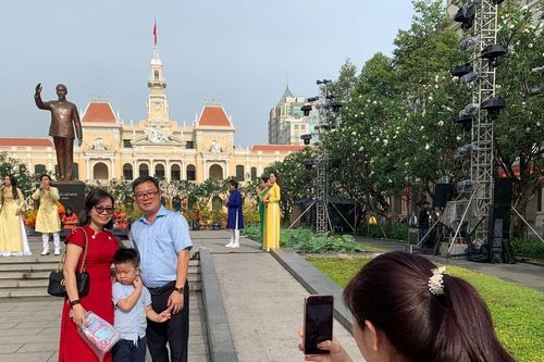 Người dân TPHCM xuống phố ngày xuân