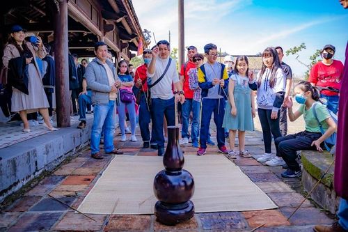 Người dân và du khách nườm nượp vào Đại nội Huế trải nghiệm trò chơi cung đình