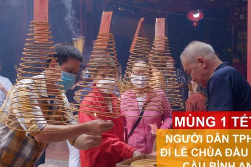 Mùng 1 tết, người dân TPHCM đi lễ chùa cầu bình an