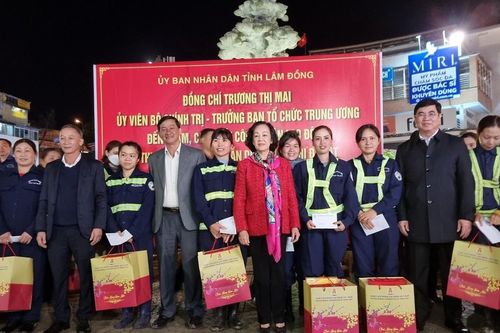 Trưởng ban Tổ chức Trung ương tặng quà Tết cho công nhân đêm giao thừa