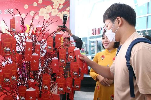 Du khách quốc tế 'xông đất' Đà Nẵng, hào hứng nhận lì xì