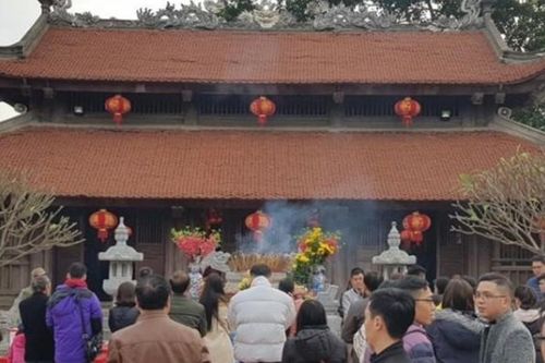 Đầu năm tấp nập khách về đền Bia – Cẩm Giàng xin chữ, cầu may