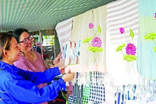 Trăm năm làng dệt khăn rằn