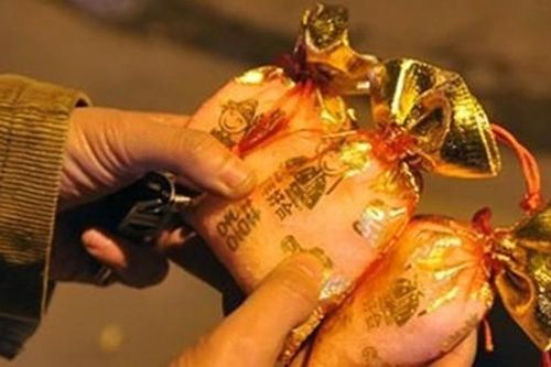 Tại sao người Việt đổ xô mua muối đầu năm, kiêng mua vôi?