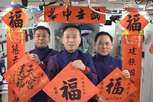 Phi hành gia Trung Quốc chúc Tết từ Thiên Cung