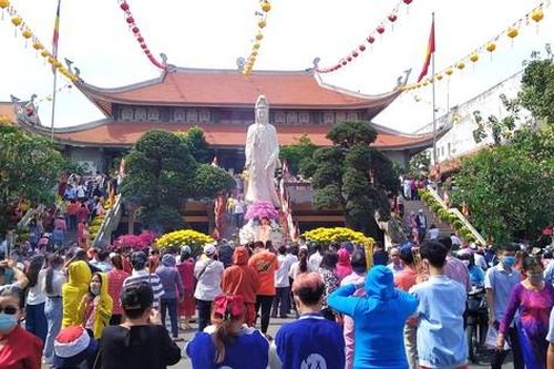 Sáng mùng 1 Tết, người dân TPHCM chen chân đi lễ chùa
