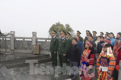 Bộ đội, cán bộ, nhân dân cùng du khách thượng cờ đầu năm tại Lũng Cú