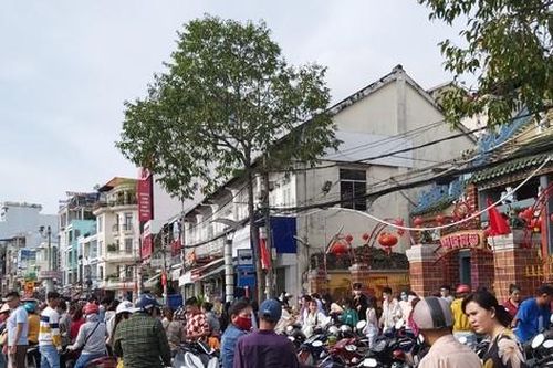 Đông nghịt người viếng chùa cầu bình an đầu năm mới ở Cần Thơ