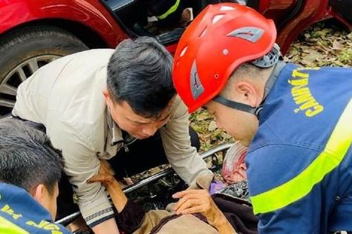 Cứu cụ bà ở Đắk Lắk bị rơi xuống vực sâu 15m