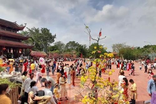 Dòng người nườm nượp về Thiền viện Trúc Lâm Phương Nam mùng 1 Tết