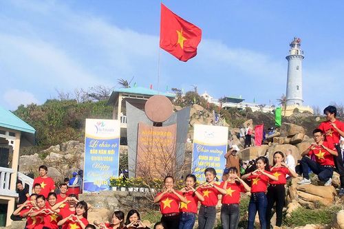 Phú Yên: Từ lễ chào cờ đầu năm đến sản phẩm du lịch độc đáo
