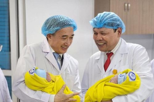 Những em bé 'mèo vàng' chào đời trong thời khắc giao thừa