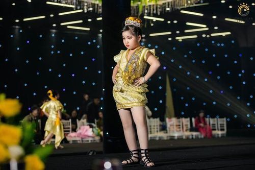 Mẫu nhí Nguyễn Lê Thùy Linh sánh bước cùng siêu mẫu Bùi Quỳnh Hoa