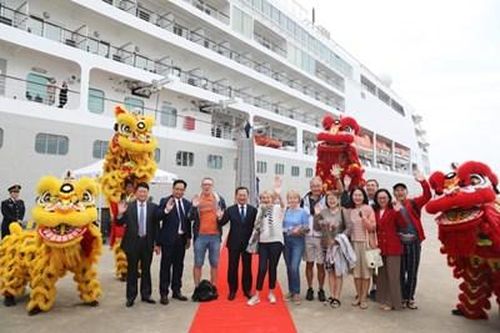 Quảng Ninh: 500 khách du lịch quốc tế 'xông đất'