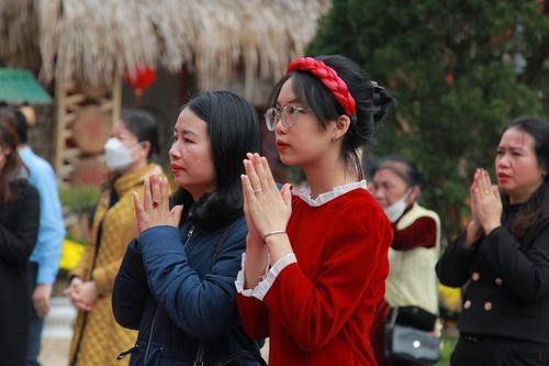 Tấp nập người đi lễ đền, chùa trong ngày đầu tiên năm mới