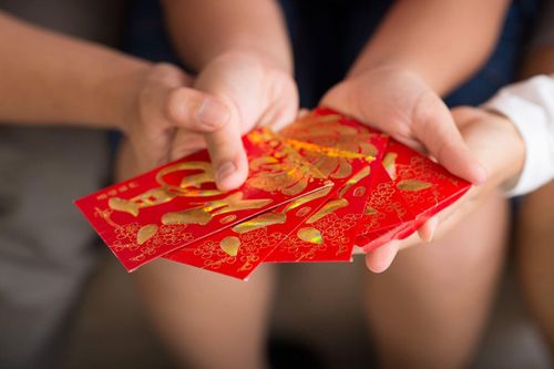 Kinh tế khó khăn, người trẻ tuổi Singapore trăn trở về phong tục lì xì ngày Tết