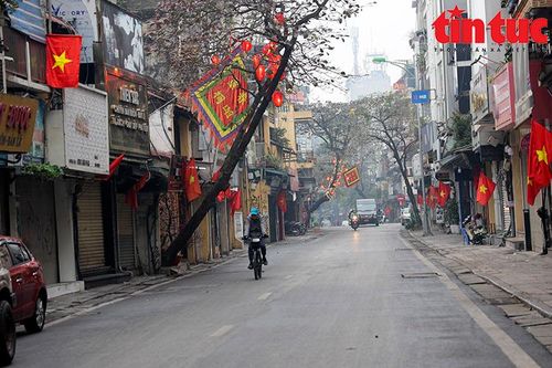 Hà Nội thanh bình, sâu lắng ngày mùng 1 Tết Quý Mão