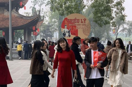 Đền Đô nhộp nhịp khách tới cầu phúc ngày mùng 1 Tết