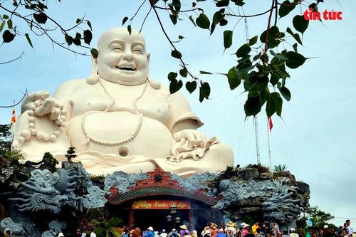 Người dân đổ về 'nóc nhà' miền Tây du Xuân