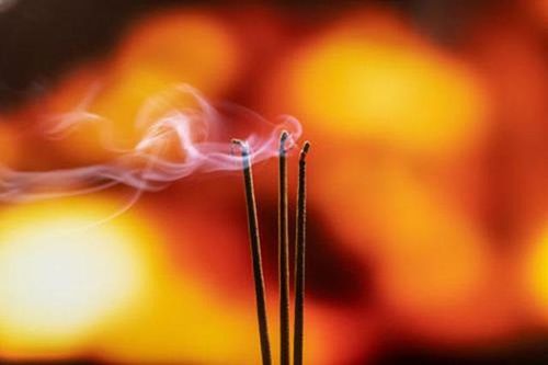 Lưu ý khi thắp hương ngày Tết để bảo vệ đường hô hấp