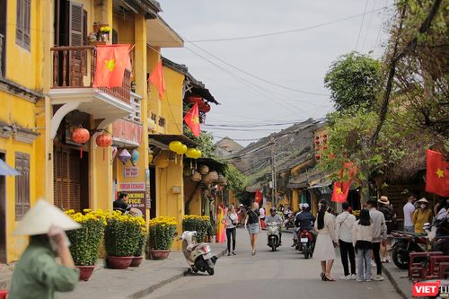 Hội An rộn ràng sắc xuân trong ngày đầu năm mới