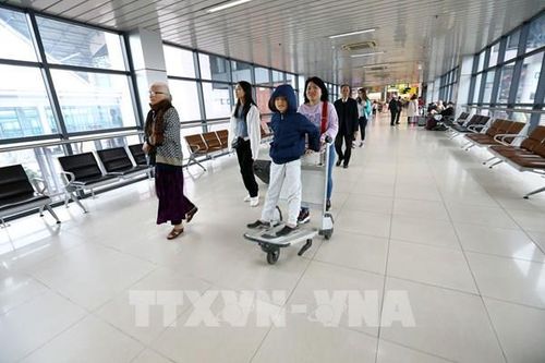 Sân bay Nội Bài đón những hành khách đầu tiên trong ngày đầu năm mới