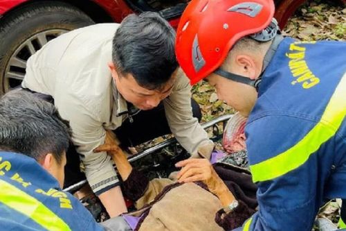 Cụ bà rơi xuống vực sâu 15 mét được cứu hộ thành công