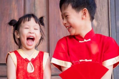Mẹ xử lý cực khéo khi con đòi giữ tiền lì xì