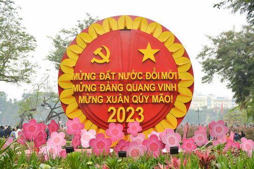 Người Hà Nội nô nức đi lễ chùa cầu may ngày đầu năm mới