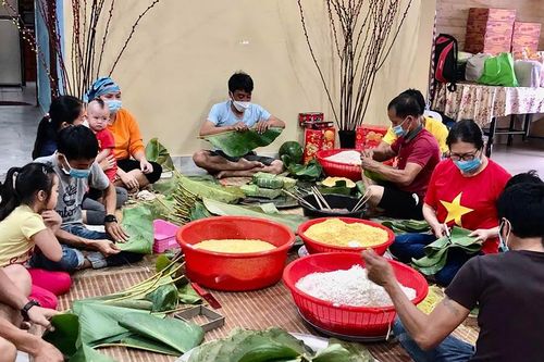 Giữ hồn Tết Việt nơi đất khách